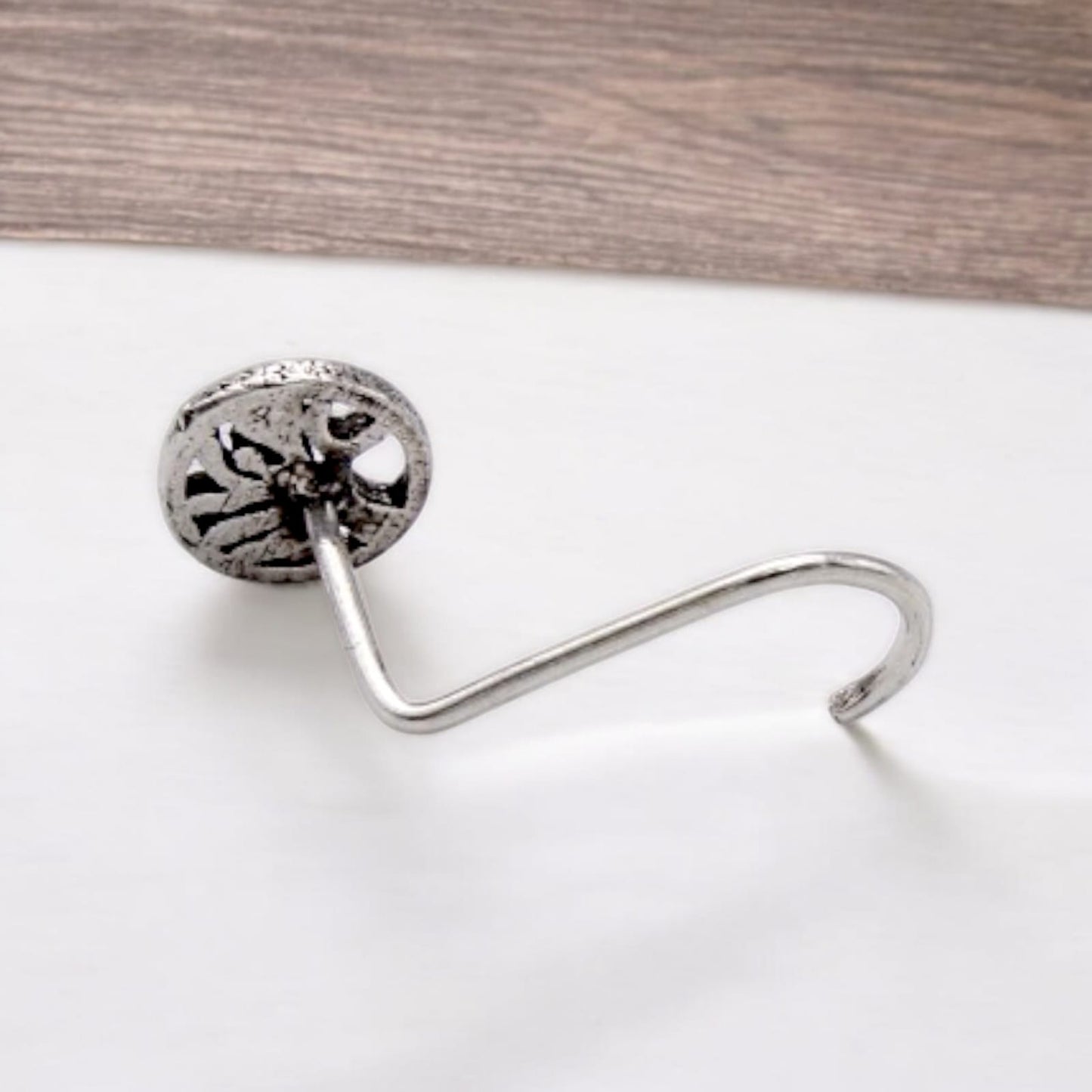 Round Shape With Tree Nose Pin Wire